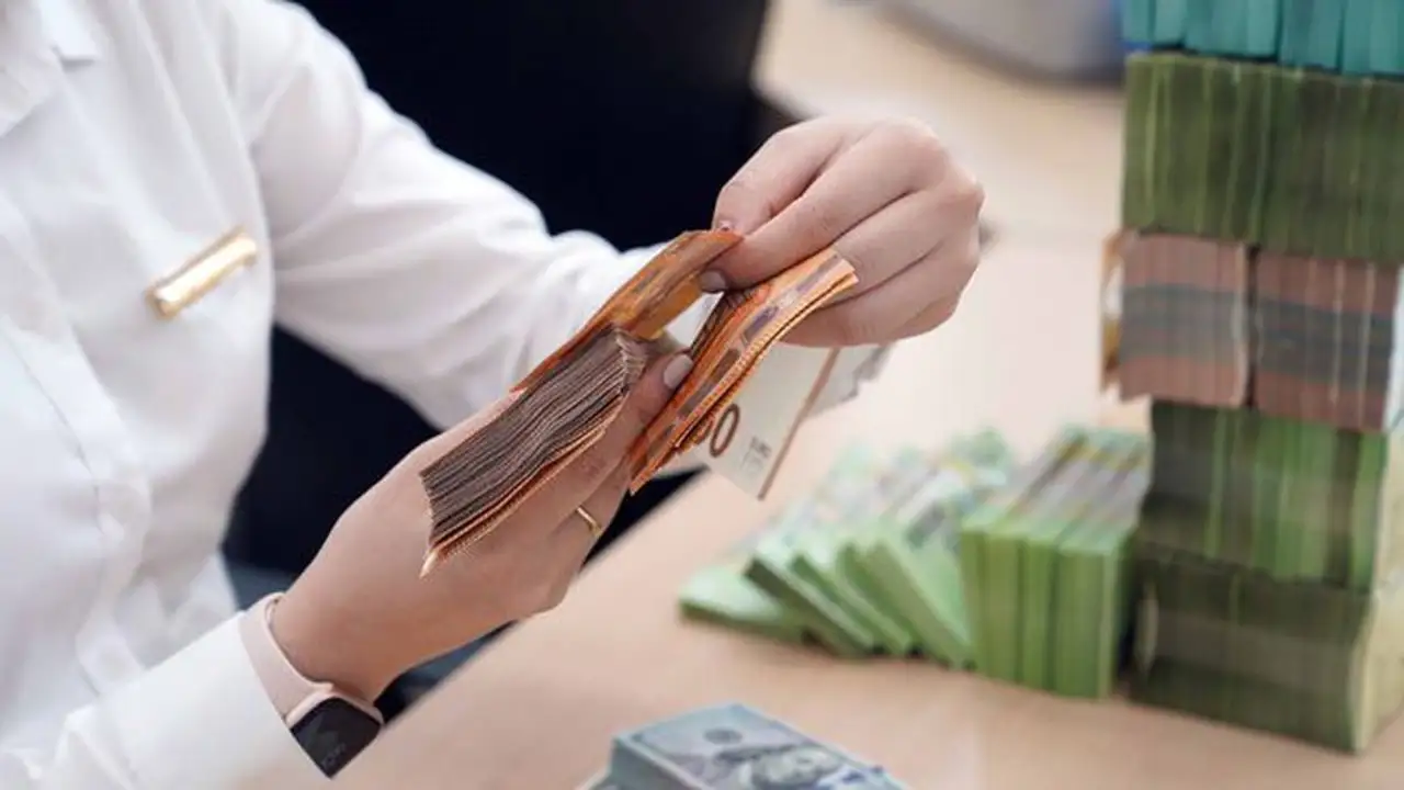 سعر الدولار يرتفع اليوم مع اليورو والين الياباني في الأسواق المالية.